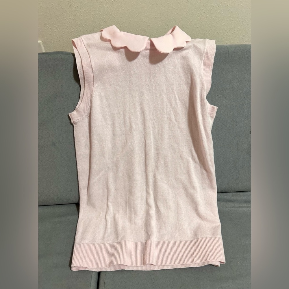 Banana Republic sleeveless sweater with scallop collar and key hole detail
